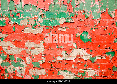 rot und grün, abblätternde Farbe auf eine Mauer in birmingham Stockfoto