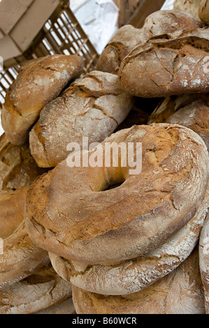 frisches Schwarzbrot zum Verkauf von Carcassonne Markt Frankreich Stockfoto