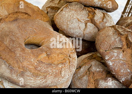 frisches Schwarzbrot zum Verkauf von Carcassonne Markt Frankreich Stockfoto