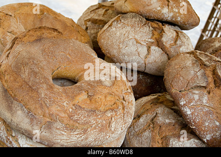 frisches Schwarzbrot zum Verkauf von Carcassonne Markt Frankreich Stockfoto