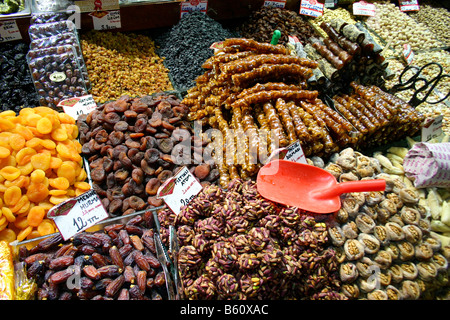 Getrockneten Früchten, Nüssen, Fistikli Atom Incir Dolmasi Topy Fistik, Kapali Carsi Kapal Çar, Grand Bazaar Stockfoto