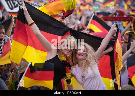 Weibliche Fans mit Deutschlandfahnen beobachten das Endspiel der Fußball-EM auf der Berliner Fanmeile Berlin Stockfoto