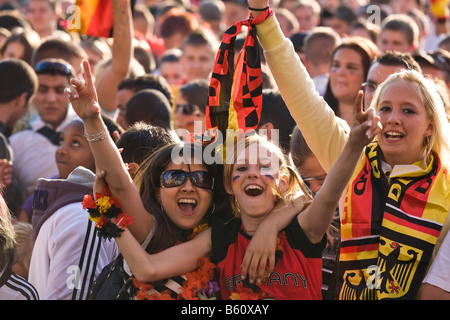 Junge Fans beobachten das Endspiel der Fußball-EM auf der Berliner Fanmeile Berlin Stockfoto