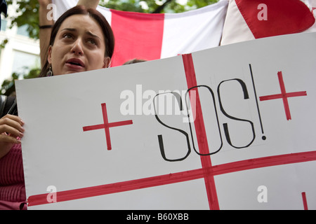 Demonstrant hält ein SOS-Zeichen auf einer Demonstration gegen die russischen Truppen in Georgien, Berlin Stockfoto