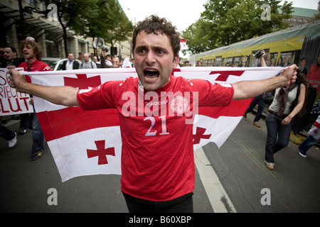 Mann während einer Demonstration gegen die russischen Truppen in Georgien, Berlin Stockfoto