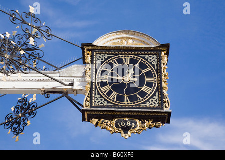 Guildford Surrey England UK verzierten alten 17. Jahrhundert öffentliche Uhr 1683 mit vergoldeten römischen Ziffern auf Guildhall Stockfoto