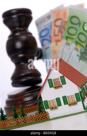 Hammer des Richters, Miniatur-Haus und Cash-Notizen, symbolisches Bild einer Auktion auf Anordnung des Gerichts Stockfoto