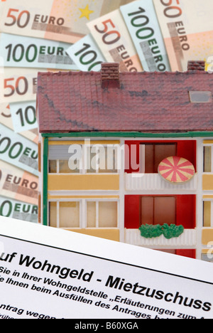 Miniatur-Appartementhaus, Bargeld Banknoten und ein Formular zur Beantragung von Wohngeld, mieten Zuschuss