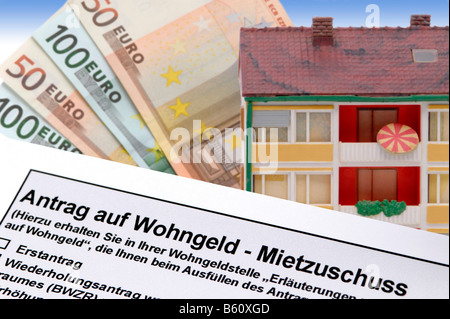 Miniatur-Appartementhaus, Bargeld Banknoten und ein Formular zur Beantragung von Wohngeld, mieten Zuschuss