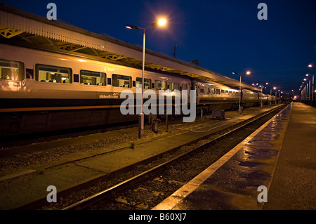 Nottingham Bahnhof mit einem East Midlands hst Zug abfahrbereit für london Stockfoto