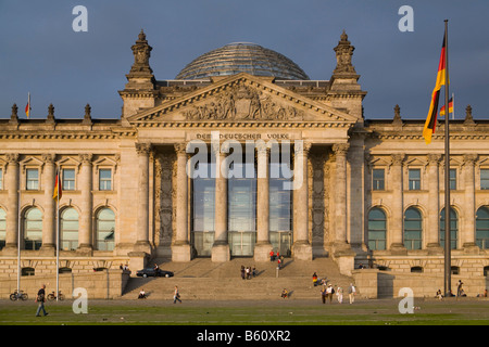 Reichstagsgebäude am Platz der Republik im Abendlicht, Berlin-Tiergarten Stockfoto
