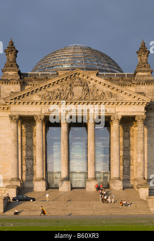 Reichstagsgebäude, Eingangsportal, Platz der Republik im Abendlicht, Berlin-Tiergarten Stockfoto