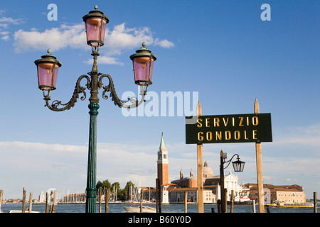 Lampe und Zeichen "Servizio Gondole" auf der Piazzetta dei Leoncini, St. Markus Platz vor den Canale di San Marco Und Straße Stockfoto