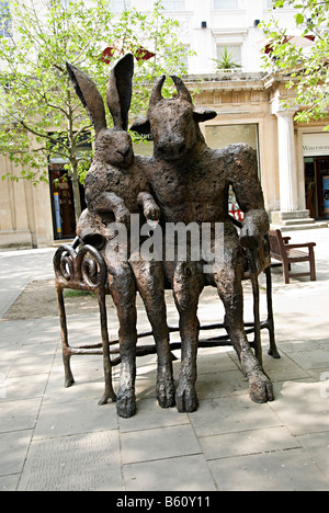 Cheltenham Minotaurus und der Hase ist eine Bronzeskulptur, geschaffen von Sophie Ryder Stockfoto