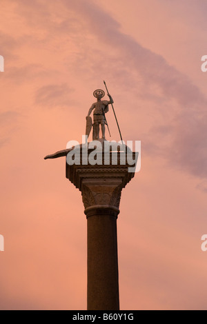 St. Theodor, Statue in den Sonnenuntergang Abendrot, Piazzetta dei Leoncini, die Piazza San Marco, Venedig, Veneto, Italien, Europa Stockfoto