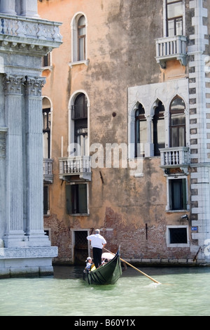 Kanal mit Gondel, engen Kanal zwischen Häusern, Venedig, Veneto, Italien, Europa Stockfoto