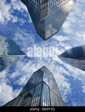 Durch vier Longdrinkglas Wolkenkratzer in Manhattan zum Nachschlagen ein könnte Himmel gefüllt. Stockfoto