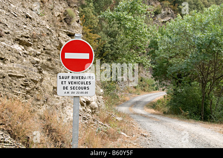 ein Warnsignal für kein Eintrag auf eine französische Straße Stockfoto