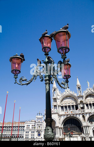 Laterne in Piazza San Marco Square, San Marco Cathedral im Rücken, Venedig, Veneto, Italien, Europa Stockfoto