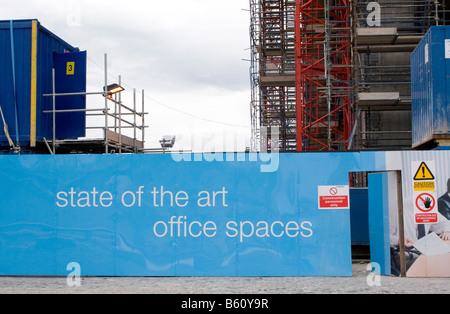 Horten rund um Baustelle für Büros in den Docklands in Dublin Irland Zeichen liest moderne Büroflächen Stockfoto