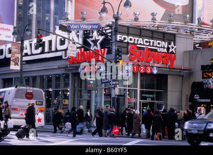 New York City Seventh Avenue an einem geschäftigen Samstagnachmittag ist die Straße voll. 34th Street Midtown Manhattan. Eingang der U-Bahn-Station USA Stockfoto