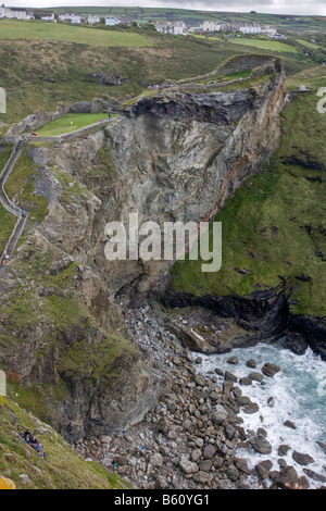 Tintagel Kopf und Schloss mit Blick auf das Festland von der Klippe Schloss cornwall Stockfoto