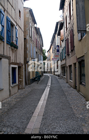 Haus-Fassaden hinunter eine Straße in Chalabre Süd Frankreich Haus Fassaden mit Fensterläden in Frankreich Stockfoto