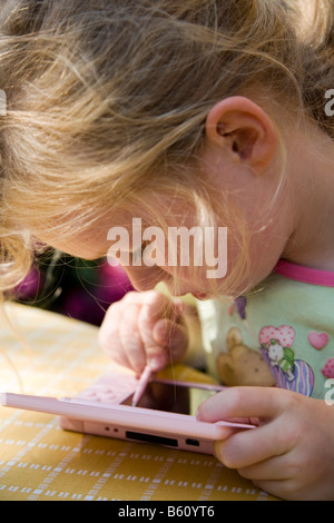 Mädchen, 5-10 Jahre alt, mit einem elektrischen Spielzeug spielen Stockfoto