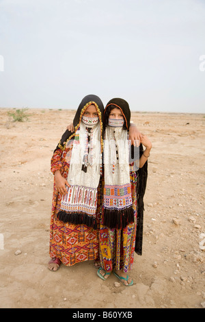 Zwei junge Arbeitslose Mädchen, 10-15 Jahre alt, Wüste tragen ihre farbenfrohen Tracht, Rotes Meer, Eritrea, Afrika Stockfoto