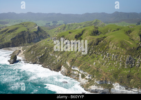 Küste südlich von Cape Farewell am grauen Felsen in der Nähe von Whanganui Inlet NW Nelson Region Südinsel Neuseeland Antenne Stockfoto