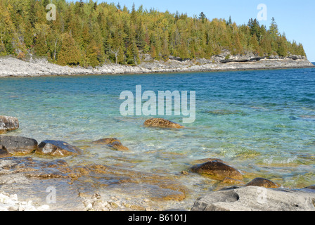 Das leuchtend blaue Wasser des Georgian Bay gegen Felsen und Nadelbäume Wald vor allem Zedern und Fichten an der Färberin Bucht. Stockfoto