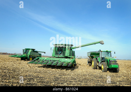 Mehrere Mähdrescher ernten Mais in den Vereinigten Staaten Stockfoto