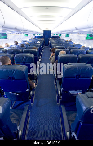 Eine Weitwinkelaufnahme hinunter den Gang von der Kabine an Bord eines Flugzeugs. Stockfoto