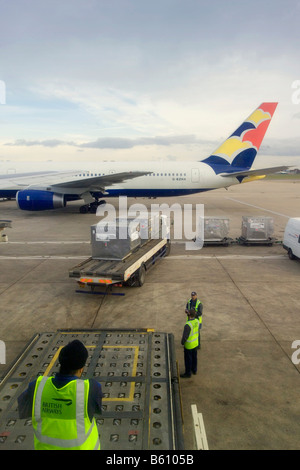 Gepäck und Fracht verladen in ein Luftfahrzeug. Stockfoto