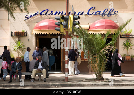 Eines der vielen Cafés in der Hauptstadt, Harnet Avenua, Asmara, Eritrea, Horn von Afrika, Ostafrika Stockfoto