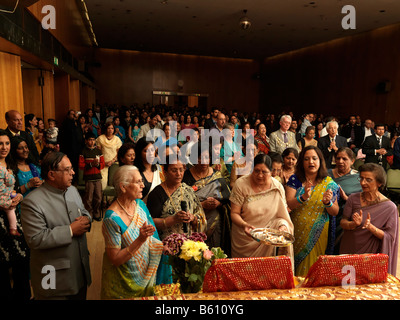 Arti und Publikum in Diwali Feiern Wandsworth Town Hall Stockfoto