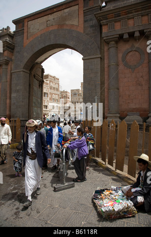 Platz vor dem Bab El Jemen, Souk, Markt, Altstadt von San a, Unesco World Heritage Site, Jemen, Naher Osten Stockfoto