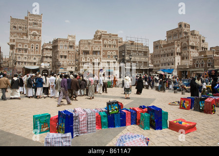 Platz vor dem historischen Bab El Jemen, Souk, Markt, Bag-Verkauf, Holzhäuser Ziegelton, historischen Zentrum von San ein Stockfoto