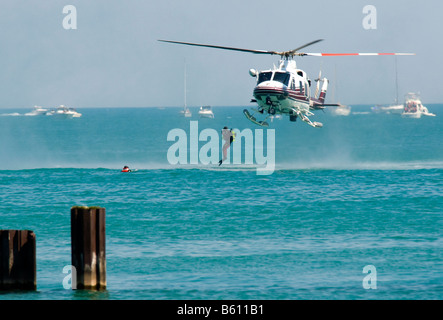 Rettung Schwimmer springen von Hubschrauber - Bell 205/Huey - Chicago Fire Department Stockfoto