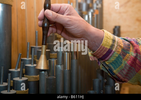 Hand hält ein tuning Instrument über die Orgelpfeifen einer privat restaurierten Kirchenorgel, Orgelhof Goldelund, Nordfriesland Stockfoto