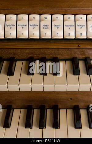 Handbuch oder Tastatur und Haltestellen der privat restaurierten Orgel am Orgelhof Goldelund, Nordfriesland, Schleswig-Holstein Stockfoto