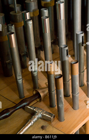 Tuning Instrumente neben Orgelpfeifen von privat restaurierten Orgel am Orgelhof Goldelund, Nordfriesland Stockfoto