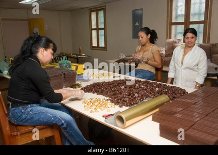 Frauen Messgutes Pralinen und Schokoladen, Hacienda Bukare, Kakao-Anbau und Verarbeitung, Chacaracual, Rio Caribe, Sucre Stockfoto