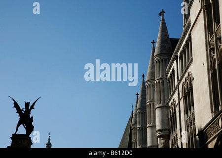 Royal Courts of Justice und der Temple Bar Memorial Stadt Drache auf Fleet Street, London Stockfoto