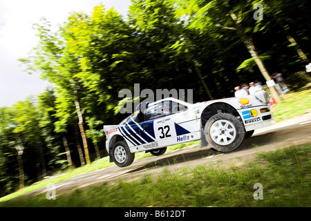 FORD RS200 WIRD AUF GOODWOOD RALLYE-BÜHNE IN DER LUFT Stockfoto