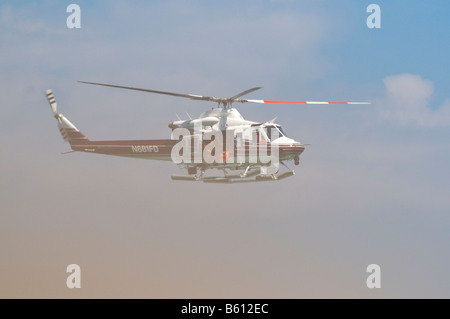 Rettung Hubschrauber schwebt in Marker Rauch - Bell 205/Huey - Chicago Fire Department Stockfoto