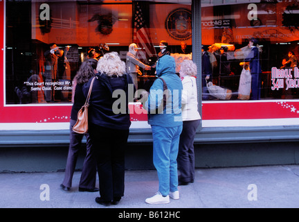 USA Kaufhaus von New York City Macy's Weihnachtseinkäufer Schaufensterbummel. Stockfoto