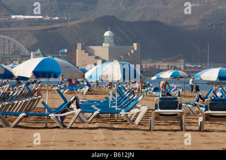 Sonne längeren am Playa de Las Canteras mit Auditorio Alfredo Kraus in der Ferne. Las Palmas, Gran Canaria, Kanarische Inseln. Stockfoto