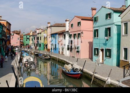 Bunt bemalten Häusern an einem Kanal in Burano, eine Insel in der Lagune, Italien, Europa Stockfoto