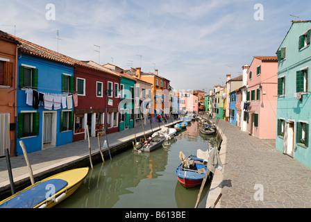 Bunt bemalten Häusern an einem Kanal auf Burano, eine Insel in der Lagune, Italien, Europa Stockfoto